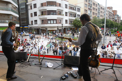 El público escucha, ayer, en la plaza del Metro de Algorta el concierto del cuarteto alemán Mit4spiel5.