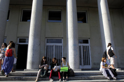 Estudiantes a las puertas de la facultad de Odontología de la Complutense de Madrid durante los exámenes de Selectividad.