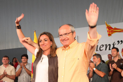 El presidente catalán, José Montilla, con Carme Chacón, primera secretaria del PSC, ayer en Balaguer.