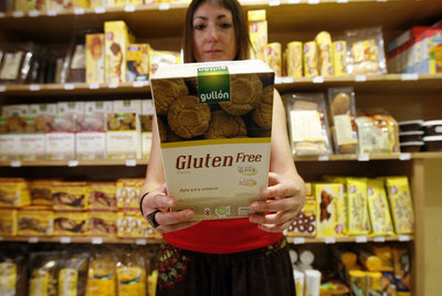 Anabel Durán, celíaca, enseña un producto sin gluten en un establecimiento para celiacos de la calle de Lanuza.