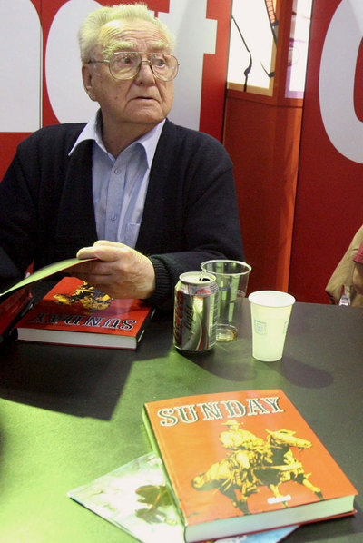 Víctor de la Fuente, en una imagen de archivo, firma ejemplares de uno de sus primeros éxitos,  Sunday . A la izquierda, fragmento del libro-homenaje  Diario de guerra: Víctor de la Fuente .