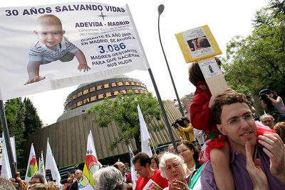 Cientos de personas, convocadas por grupos antiabortistas, protestaron el sábado contra la nueva ley ante el Tribunal Constitucional.