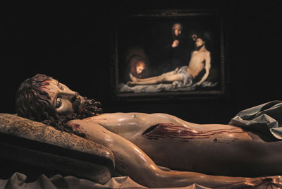  Cristo yacente,  escultura de madera policromada de Gregorio Fernández; al fondo,  Lamento por el Cristo muerto , óleo de Ribera.