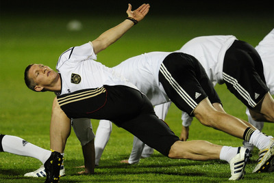 Schweinsteiger realiza ayer estiramientos con el resto de sus compañeros.