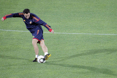 Xavi ensaya la  rabona  en el entrenamiento de ayer en Durban.