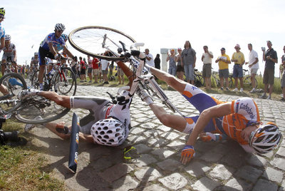 Hunt, del Cervelo, y Gesink, del Rabobank, tras una de las caídas en el tramo adoquinado.