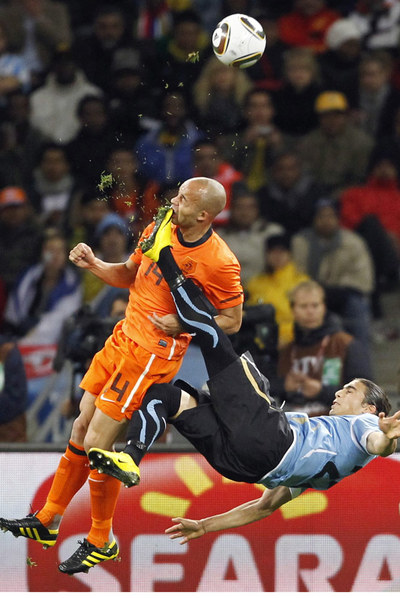 Cáceres golpea en el rostro a De Zeeuw en su intento de despeje
