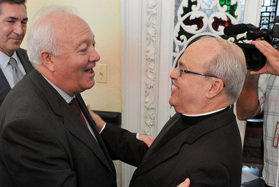 Miguel Ángel Moratinos (izquierda), junto al cardenal cubano Jaime Ortega y Alamino, en La Habana.
