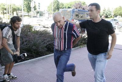Manuel Charlín Pomares es conducido por un policía a los juzgados de Vilagarcía.