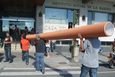 Mariscadores 'regalan' un tubo al Gobierno para que sanee la ría coruñesa