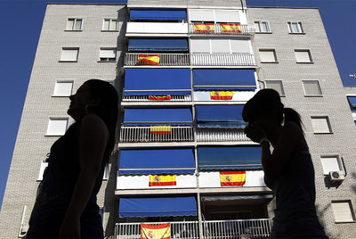 Varias banderas cuelgan de los balcones de un edificio de Fuenlabrada.