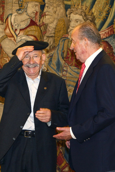 Los Reyes recibieron ayer en el Palacio de La Zarzuela al pintor y escultor Agustín Ibarrola