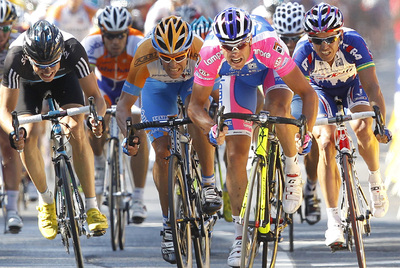 Alessandro Petacchi, segundo por la derecha, se adelanta en el  sprint. 