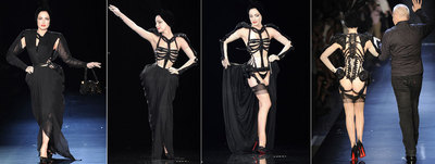 Tres momentos del  strip-tease  que Dita von Teese hizo en el desfile de Yves Saint Laurent. Al final, saliendo de la pasarela de la mano de Jean Paul Gaultier.