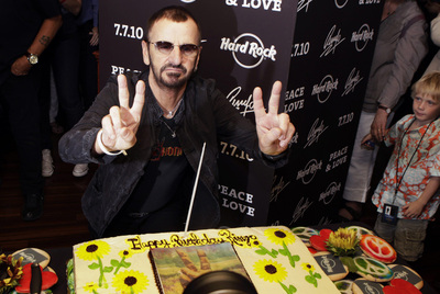 El batería de los Beatles celebró su 70 cumpleaños con un concierto en el Radio City Music Hall de Nueva York, donde, con su All Star Band, mandó un mensaje de 