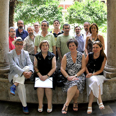 Directores, sindicatos y miembros de FAPA-Valencia, ayer, en el IES Lluis Vives de Valencia.