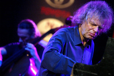 El pianista Joachim Kühn, durante una actuación en Macedonia.