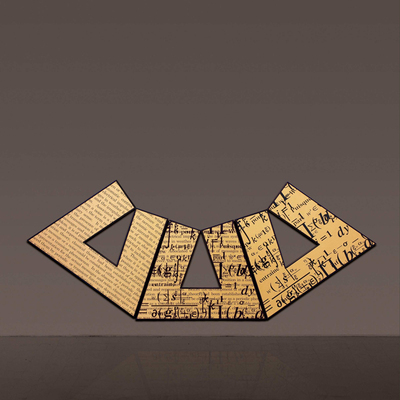  Tríptico dorado con dos saturaciones  (2009), de Bernar Venet.