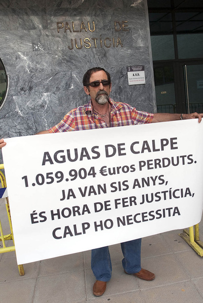 Un representante de la Asociación de Vecinos Penyal d'Ifach ayer ante los juzgados de Dénia
