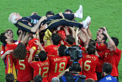 Los jugadores de la selección mantean a Luis Aragonés tras ganar la Eurocopa.