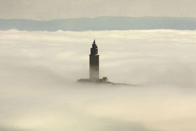 El faro que guía a los barcos en un mar de niebla