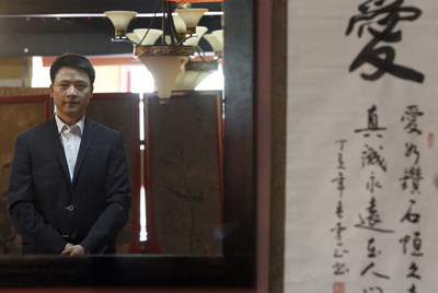 Hon Guan Yu Gao,  Juan,  en su tienda de muebles en Las Rozas.