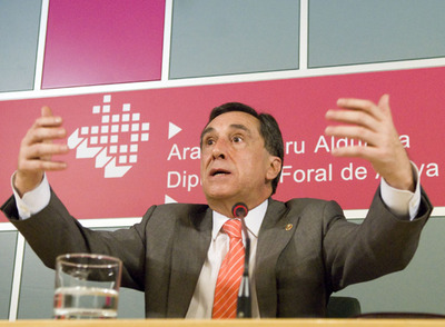 El diputado general de Álava, Xabier Agirre, ayer en rueda de prensa.