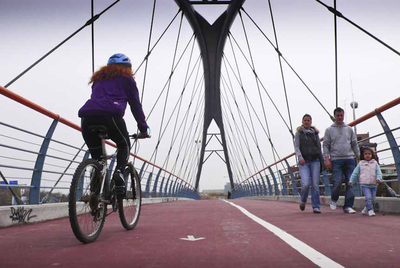 Una de las pasarelas del anillo verde ciclista de Madrid.