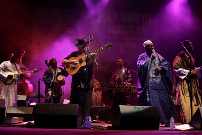 Djelimady Tounkara (guitarra eléctrica), Eliades Ochoa (guitarra), Lassana Diabaté (balafón), Kasse Mady Diabaté (voz) y Bassekou Kouyaté  (n'goni),   el viernes en Cartagena. 