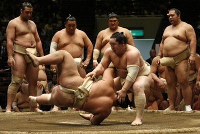 El  yokozuna  (gran campeón de sumo) Assashoryu derriba a Kotoshogiku en un  doyho   (ring  de sumo) en Tokio el 29 de abril de 2008.