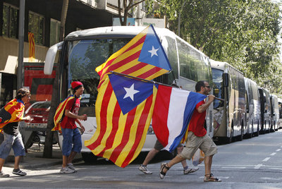 Arriba, jóvenes con banderas independentistas.