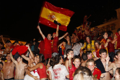 Las calles de toda Andalucía se llenaron de miles de personas justo en el momento en el que el árbitro dio el pitido final.