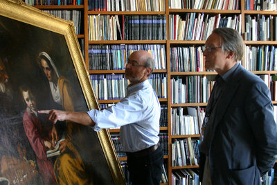 Laurence B. Kanter, conservador de arte europeo de Yale, señala a Ian McClure, conservador jefe de la Yale University Art Gallery, un detalle de  La educación de la Virgen. 
