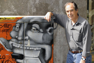 Martin Cruz Smith, ayer en Gijón. Abajo, William Hurt como Renko en el filme  Gorky Park.  