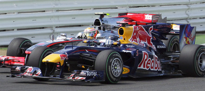Mark Webber, en primer término, circula a la altura de Lewis Hamilton durante un momento del Gran Premio de Gran Bretaña.