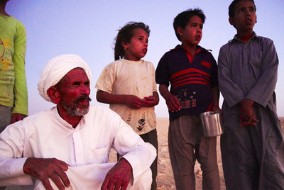 El beduino Sultan Halebaa, ciego y mutilado por el estallido de una mina en El Alamein, junto a sus nietos.