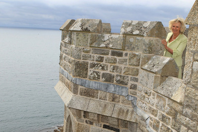 LA DUQUESA VISITA SU CASTILLO
