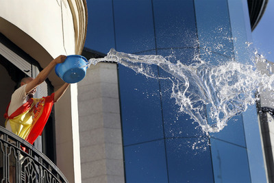 Un vecino intentó aliviar el calor de la afición en la calle.