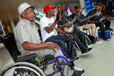 El grupo de músicos congoleños Staff Benda Bilili, ayer en Barcelona.