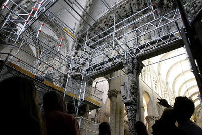El andamio del Pórtico da Gloria se retira de noche