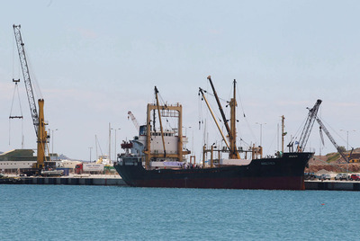 El buque  Al Amal,  de la Fundación Gadafi, atracado el pasado 9 de julio en el puerto de Lavrio, en Grecia.