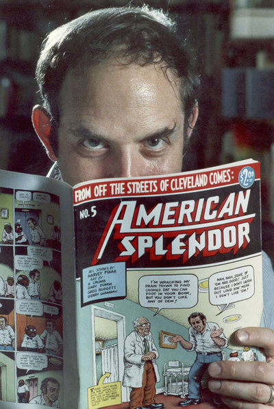 Harvey Pekar, en 1986, con uno de sus cómics  American splendor. 