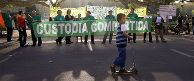 Concentración ante el Parlament en favor de la custodia compartida.