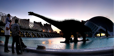 Uno de los dinosaurios instalados en la Ciudad de las Artes y las Ciencias.