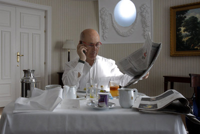 8.10. El portavoz de CiU en el Congreso de los Diputados, Josep Antoni Duran i Lleida repasa la prensa del día y su discurso para el debate sobre el estado de la nación mientras desayuna en la  suite  de su hotel de Madrid.