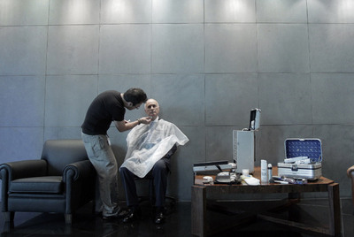 8.45.  El portavoz de CiU, atendido por un maquillador  en el Congreso de los Diputados justo antes de entrar en directo a  Los Desayunos de TVE .