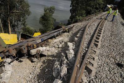 Ayer al mediodía descarriló un tren de mercancías de la línea FEVE tras salir de un túnel en Ribadeo. Los maquinistas no sufrieron daños porque viajaban en la locomotora de cabecera del convoy