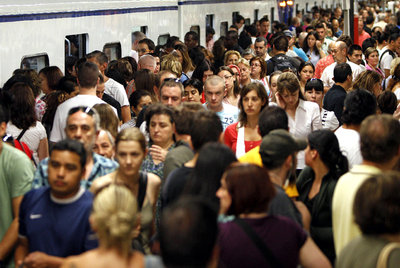 Espera de los viajeros en andenes de la estación de Avenida de América.