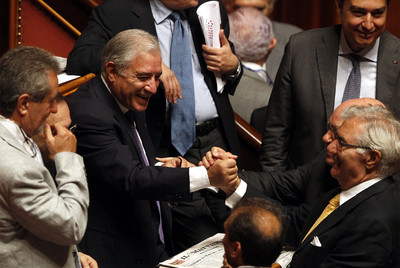 El senador Marcello Dell'Utri recibe felicitaciones tras aprobarse ayer el plan de ajuste del Gobierno.