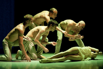 Un momento de la escena final de  Writing ground,  de Alonzo King sobre textos de Colum McCann por los Ballets de Montecarlo.